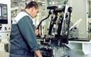 Uratowali ostatni� fabryk� na Wyspach 