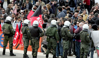 Masowe protesty i strajki parali�uj� Grecj�