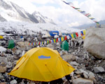  82-latek zmar� wchodz�c na Mount Everest