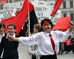  Lud pracuj�cy �wi�tuje
