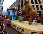  Obama, Berlusconi i naga Merkel w karnawa�owych pochodach