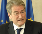  Premier Albanii oskar�any o przemyt broni