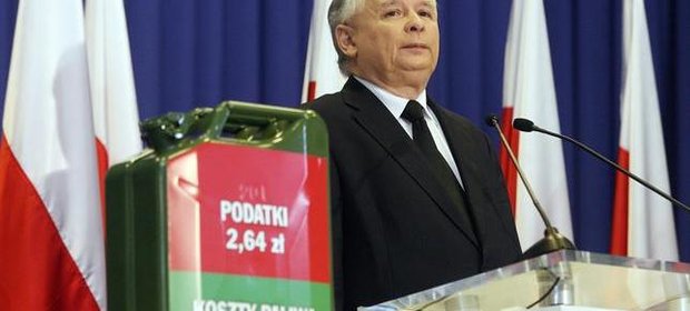W 2011 r. Jarosław Kaczyński wytykał premierowi Tuskowi zbyt wysokie opodatkowanie benzyny