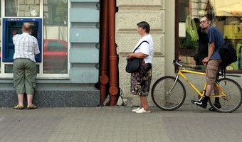 Jak Polacy korzystaj� z kart bankowych