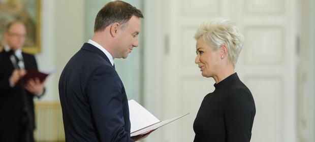 Iwona Sroka pożegnała się z fotelem prezes KDPW na początku września. Na zdjęciu prezydent Andrzej Duda powołuje ją do Rady Dialogu Społecznego (22 października 2015 r.)