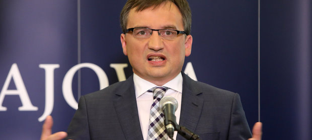 Wojna, którą prokuratura wypowiada VAT-owskim oszustom, ma chronić rzetelnych przedsiębiorców - zapewnia Zbigniew Ziobro