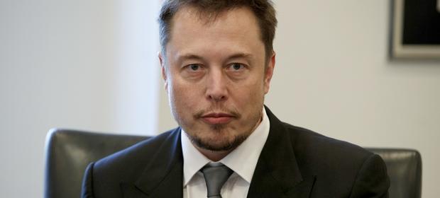 Elon Musk bardzo poważnie traktuje zagrożenie, jakie może w przyszłości stanowić sztuczna inteligencja.
