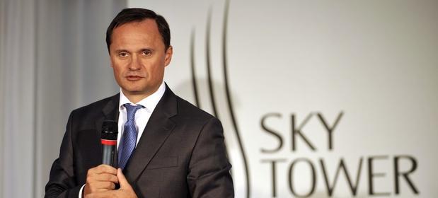 Leszcze Czarnecki podczas uroczystości wmurowania kamienia węgielnego pod budowę wieżowca Sky Tower.