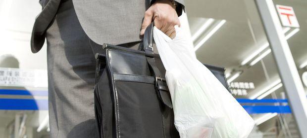 Od przyszłego roku plastikowe torby będą nas kosztować maksymalnie złotówkę.