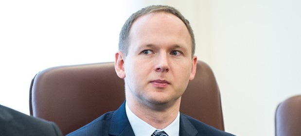 Szef KNF dostrzegł kolejne ryzyko na rynku bankowym. Chce ostrzec przed nim Polaków.