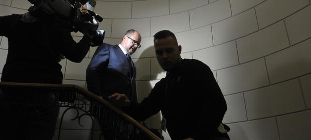 Paweł Adamowicz znalazł się we wtorek w ogniu pytań.