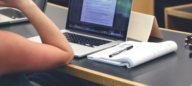Mężczyźni pracują o ponad 5,5 godziny dłużej niż kobiety