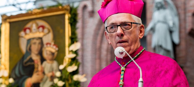 - Postulujemy wolną od pracy niedzielę, bo "niedziela jest Boża i nasza" - powiedział abp Wiktor Skworc