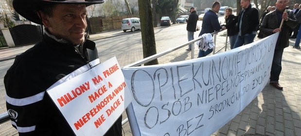 Opiekunowie dorosłych niepełnosprawnych protestują już od dawna. Na zdjęciu pikieta z kwietnia 2014 roku