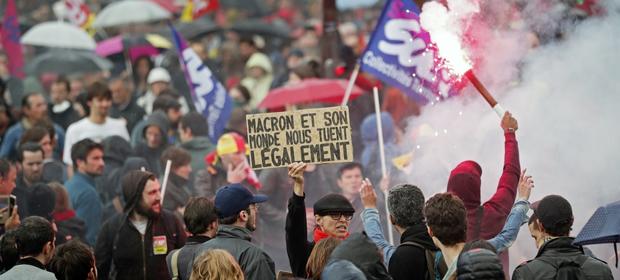 We wtorek w demonstracjach wzięło udział - według policji - ponad 220 tys. osób.