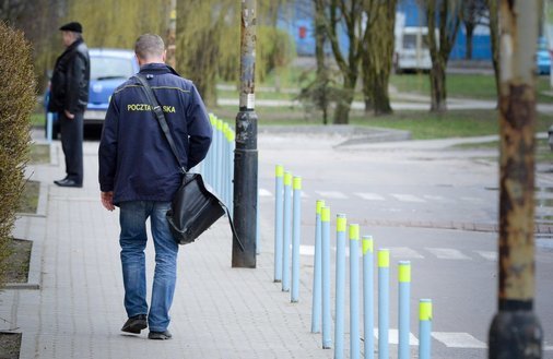 Listonosze Poczty Polskiej za darmo wyrabiają nadgodziny. Roznoszą nawet kocią karmę / fot: Piotr Kamionka/REPORTER Listonosze Poczty Polskiej za darmo wyrabiają nadgodziny. Roznoszą nawet kocią karmę